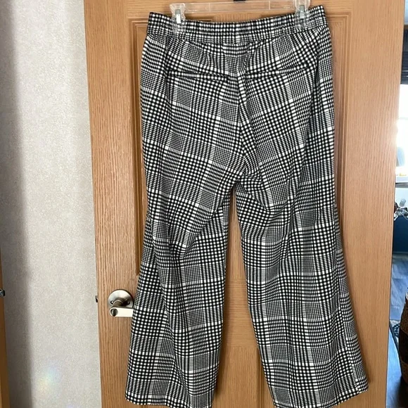 Old Navy elastic waist, wide leg, 2 pocket, polyester pants - Picture 5 of 6